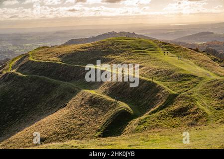 En regardant vers le sud les travaux de terrassement du camp britannique dans les collines de Malvern Banque D'Images