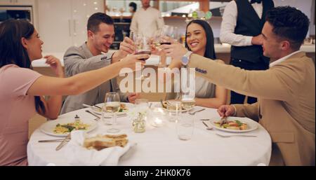 Santé à une bonne nuit dehors.4k séquences vidéo de deux couples qui s'amusent à deux dates. Banque D'Images