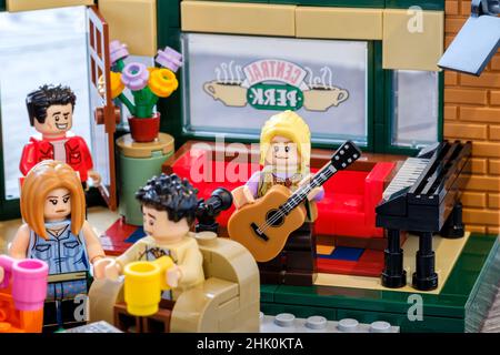 The Lego Ideas Central Perk, ensemble d'amis pris de la populaire série américaine de comédie TV. Tous les personnages principaux sont présentés, se détendre dans le café Banque D'Images