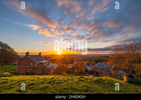 Vue vers l'ouest au coucher du soleil depuis la Wyche dans les collines de Malvern Banque D'Images