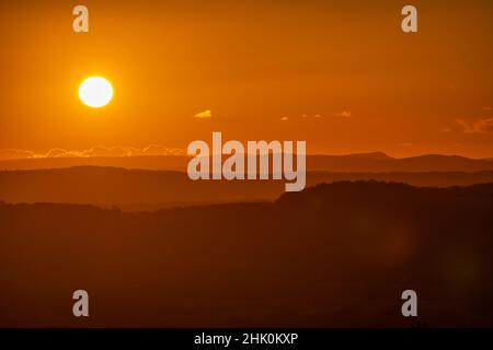 Vue vers l'ouest au coucher du soleil depuis la Wyche dans les collines de Malvern Banque D'Images