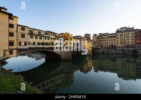 Florence, Italie.Janvier 2022. Vue panoramique du pont Ponte Vecchio sur l'Arno dans le centre historique de la ville Banque D'Images