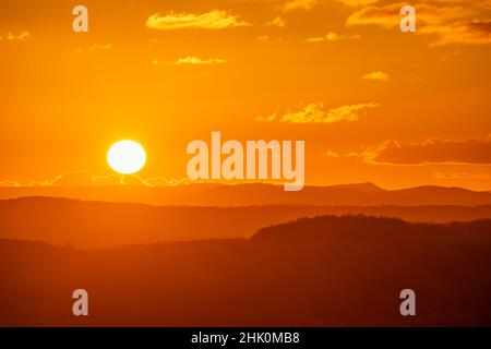 Vue vers l'ouest au coucher du soleil depuis la Wyche dans les collines de Malvern Banque D'Images