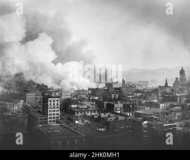 De la fumée s'est envotée dans la ville après le tremblement de terre, San Francisco, Californie, États-Unis, Pillsbury Picture Company,Avril 1906 Banque D'Images