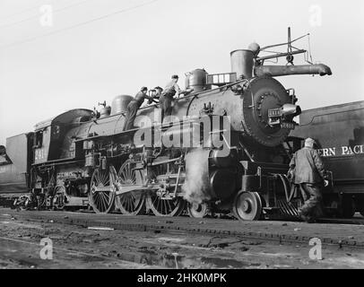 Femme travaillant à la maintenance des trains de marchandises et de passagers, Southern Pacific Transportation Company, San Francisco, Californie, États-Unis, Ann Rosener,U.S. Office of War information/États-UnisAdministration de la sécurité agricole, février 1943 Banque D'Images