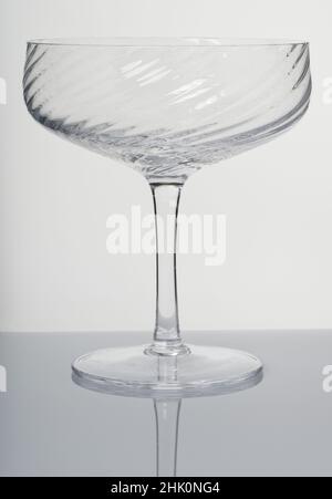 Une coupe de champagne.Verrerie.Récipients à boire ou verres.Verres domestiques pour boire des liquides de. Banque D'Images