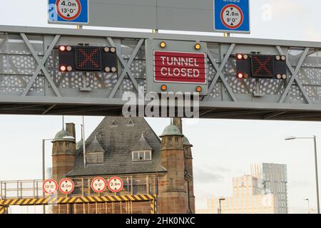 Londres Greenwich Royaume-Uni 1st février 2022 : le tunnel de Blackwell en direction du nord ferme en raison d'un véhicule pris au feu à l'intérieur cet après-midi. Toute la circulation est redirigée vers le sud pendant le resurfaçage. Il devrait rouvrir vers 20 h 00 ce soir.Credit: Xiu Bao/Alamy Live News Banque D'Images