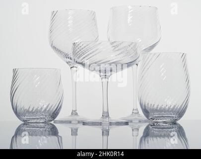 Un jeu de verres.Récipients à boire ou verres.Verres domestiques pour boire des liquides de. Banque D'Images