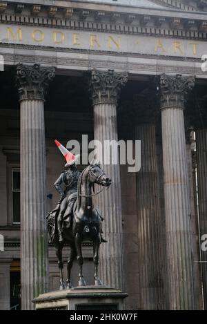 Emblème emblématique de Glasgow, la statue équestre du duc de Wellington ornant son cône de trafic sur sa tête. Banque D'Images