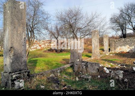 Friuli Venezia Giulia, mont SEI Busi, 'Dolina dei Bersaglieri' : les ruines du poste de premiers secours italien où les soldats blessés de la ligne de front ont reçu des premiers remèdes. Banque D'Images