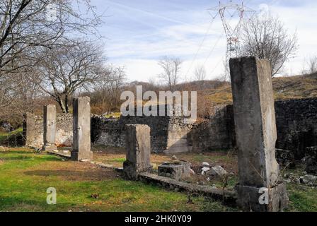 Friuli Venezia Giulia, mont SEI Busi, 'Dolina dei Bersaglieri' : les ruines du poste de premiers secours italien où les soldats blessés de la ligne de front ont reçu des premiers remèdes. Banque D'Images