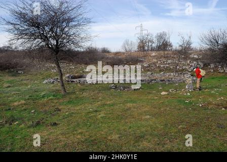 Friuli Venezia Giulia, Mont Sei Busi.'Dolina dei Bersaglieri'.Une femme (Ondina) près de la tombe d'un soldat inconnu italien. Lieu de sépulture, qui a recueilli les restes de 500 morts. Banque D'Images