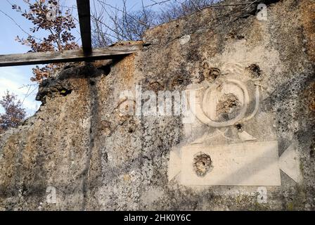 Friuli Venezia Giulia, Mont Sei Busi, Dolina dei Bersaglieri.'Dolina dei Bersaglieri'.Sur le mur du poste de premiers secours on peut encore voir les armoiries du Reggimento Bersaglieri de 15th, après quoi la doline a été nommée. Banque D'Images