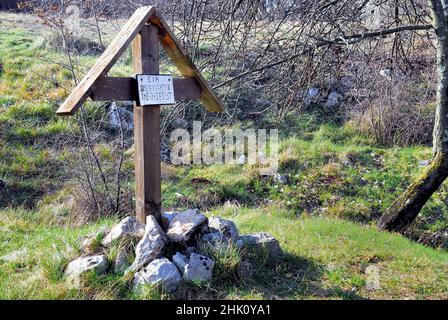 Friuli Venezia Giulia, Mont Sei Busi, Dolina dei Bersaglieri.La Dolina dei Bersaglieri contient encore les ruines de tombes individuelles.La photo montre la tombe d'un soldat autrichien non identifié. Banque D'Images