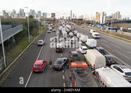 Londres Greenwich Royaume-Uni 1st février 2022 : le tunnel de Blackwell en direction du nord ferme en raison d'un véhicule pris au feu à l'intérieur cet après-midi. Toute la circulation est redirigée vers le sud pendant le resurfaçage. Il devrait rouvrir vers 20 h 00 ce soir.Credit: Xiu Bao/Alamy Live News Banque D'Images