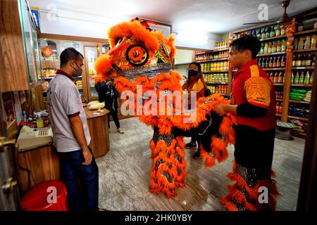 Kolkata, Inde.01st févr. 2022.Les personnes vêtues de costumes de dragon se produit lors de la célébration du nouvel an lunaire.le nouvel an lunaire tombe le 1 février, pour accueillir l'année du tigre et sa célébration par les Chinois du monde entier.Crédit : SOPA Images Limited/Alamy Live News Banque D'Images