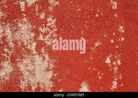 Vieux mur en difficulté avec peinture rouge usée, arrière-plan ou texture grunge Banque D'Images