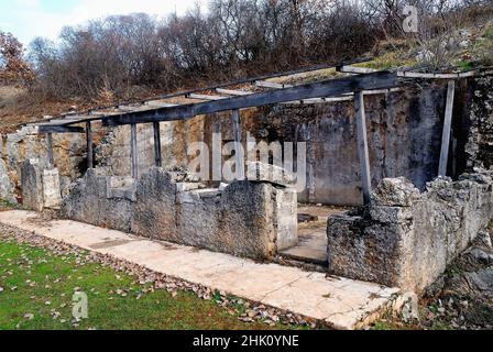 Friuli Venezia Giulia, mont SEI Busi, 'Dolina dei Bersaglieri' : les ruines du poste de premiers secours italien où les soldats blessés de la ligne de front ont reçu des premiers remèdes. Banque D'Images