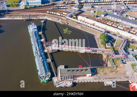 Vue aérienne du dessus du camion-citerne lors du déchargement dans un grand port en vrac de cargaison liquide, de pétrole, de gaz liquéfié, de carburant. Banque D'Images