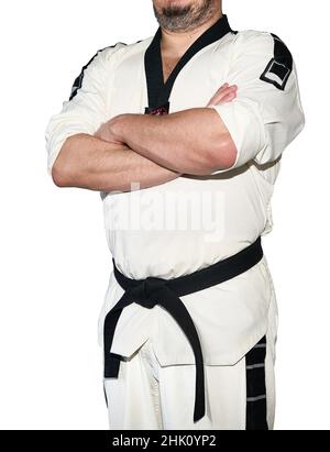 Homme en taekwondo arts martiaux uniforme plier les bras isolés sur le fond blanc.Ceinture noire Banque D'Images