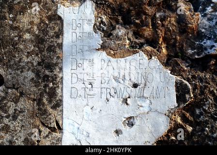 Friuli Venezia Giulia, mont Sei Busi, Dolina dei Bersaglieri.Poste de premiers secours dans la 'Dolina dei Bersaglieri'.L'inscription partiellement endommagée indique le nom des médecins qui y ont opéré. Banque D'Images