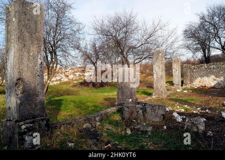 Friuli Venezia Giulia, mont SEI Busi, 'Dolina dei Bersaglieri' : les ruines du poste de premiers secours italien où les soldats blessés de la ligne de front ont reçu des premiers remèdes. Banque D'Images