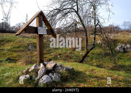 Friuli Venezia Giulia, Mont Sei Busi, Dolina dei Bersaglieri.La Dolina dei Bersaglieri contient encore les ruines de tombes individuelles.La photo montre la tombe d'un soldat autrichien non identifié. Banque D'Images