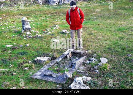 Friuli Venezia Giulia, Mont Sei Busi.'Dolina dei Bersaglieri'.Une femme (Ondina) près de la tombe d'un soldat inconnu italien. Lieu de sépulture, qui a recueilli les restes de 500 morts. Banque D'Images