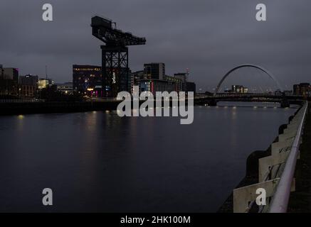 La grue Finnieston sur la rivière Clyde la nuit Banque D'Images