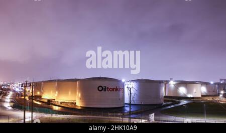 Hambourg, Allemagne.01st févr. 2022.Vue des conteneurs de stockage de la société Oiltanking dans les locaux de leur terminal de chars dans le port de Hambourg.La compagnie logistique de réservoir Oiltanking est devenue la cible d'une attaque de hacker.Credit: Christian Charisius/dpa/Alay Live News Banque D'Images