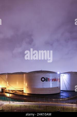 Hambourg, Allemagne.01st févr. 2022.Vue des conteneurs de stockage de la société Oiltanking dans les locaux de leur terminal de chars dans le port de Hambourg.La compagnie logistique de réservoir Oiltanking est devenue la cible d'une attaque de hacker.Credit: Christian Charisius/dpa/Alay Live News Banque D'Images