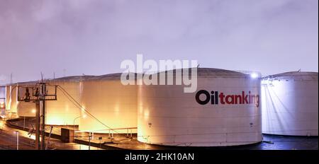 Hambourg, Allemagne.01st févr. 2022.Vue des conteneurs de stockage de la société Oiltanking dans les locaux de leur terminal de chars dans le port de Hambourg.La compagnie logistique de réservoir Oiltanking est devenue la cible d'une attaque de hacker.Credit: Christian Charisius/dpa/Alay Live News Banque D'Images