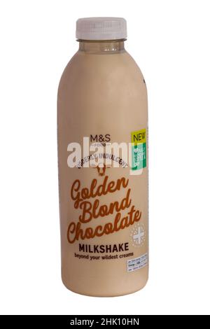 Bouteille de milk-shake au chocolat doré et moelleux de M&S isolé sur fond blanc Banque D'Images