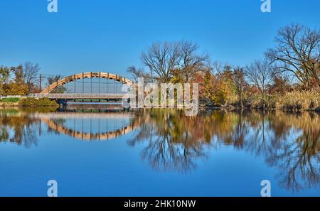 Pont en bois sur la route Challenger dans le parc du comté d'Overpeck Bergen à Leonia, NJ, États-Unis. Banque D'Images