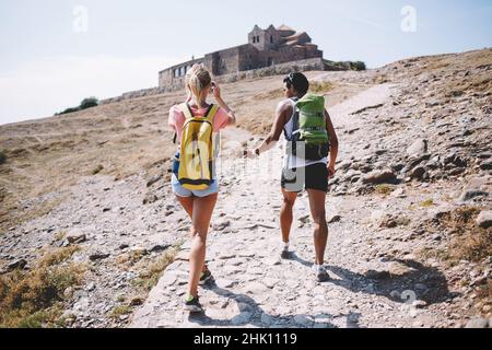 Couple de touristes avec des sacs à dos marchant dans le dessert Banque D'Images