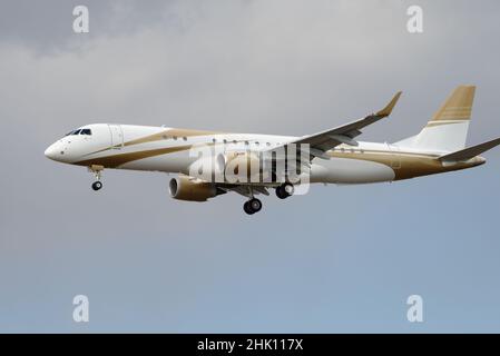 MGM Mirage Embraer ERJ-190 immatriculé N785MM, en approche de LAX, aéroport international de Los Angeles, LAX. Banque D'Images