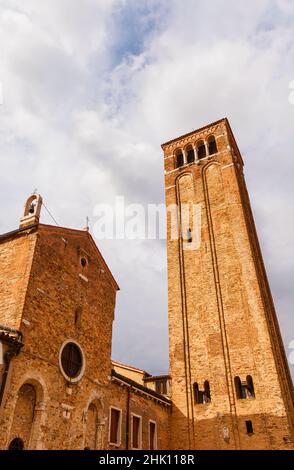 San Giacomo dell'Orio (St James), église médiévale et clocher dans le centre historique de Venise Banque D'Images