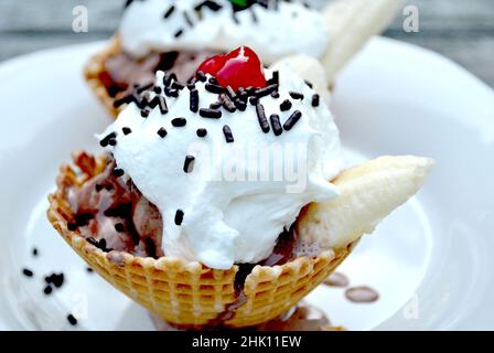 Dimanche, crème glacée dans un saladier avec une cerise rouge sur le dessus Banque D'Images