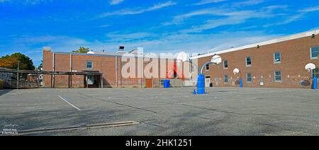 Terrain de jeu d'asphalte d'école vide à Ridgefield, NJ, États-Unis.Avec fond de basket-ball et ciel bleu. Banque D'Images
