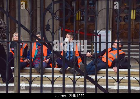 Londres, Royaume-Uni 1st février 2022.Quatre militants d'Isolate Britain ont ignoré leur audience et se sont collés aux marches à l'entrée des cours royales de justice.19 les militants d'Isolate Britain sont en procès pour avoir enfreint l'injonction de M25.Credit: Vuk Valcic / Alamy Live News Banque D'Images