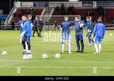 NORTHAMPTON, ROYAUME-UNI.FÉV 1st les joueurs de Barrow se réchauffent avant le match de la Sky Bet League 2 entre Northampton Town et Barrow au PTS Academy Stadium, Northampton, le mardi 1st février 2022.(Credit: John Cripps | MI News) Credit: MI News & Sport /Alay Live News Banque D'Images