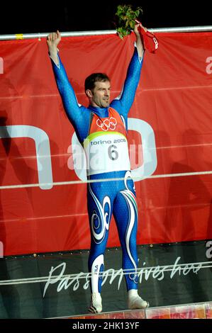 Cesana San Sicario, Turin Italie 2006-02-12: Turin Jeux Olympiques d'hiver 2006, cérémonie de remise des prix de la compétition Luge, Armin Zöggeler , Italie, médaille d'or Banque D'Images