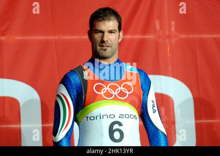 Cesana San Sicario, Turin Italie 2006-02-12: Turin Jeux Olympiques d'hiver 2006, cérémonie de remise des prix de la compétition Luge, Armin Zöggeler , Italie, médaille d'or Banque D'Images