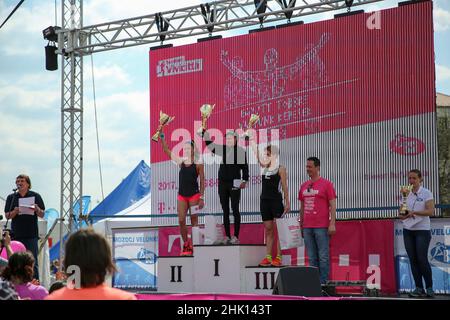 BUDAPEST, HONGRIE - 9 2017 AVRIL : des coureurs de marathon non identifiés participent au 32ème Marathon international de Budapest de la moitié du printemps de Telekom Vicitta Banque D'Images