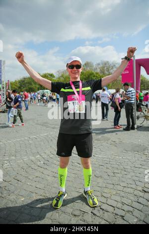 BUDAPEST, HONGRIE - 9 2017 AVRIL : des coureurs de marathon non identifiés participent au 32ème Marathon international de Budapest de la moitié du printemps de Telekom Vicitta Banque D'Images