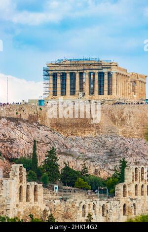 Acropole d'Athènes sur une colline avec de magnifiques ruines Parthénon et ciel bleu ciel nuageux dans la capitale grecque Athènes en Grèce. Banque D'Images