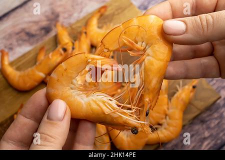 gros plan de crevettes non pelées bouillies sur le fond d'une table en bois Banque D'Images