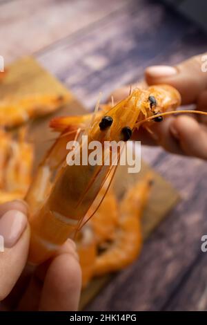 gros plan de crevettes non pelées bouillies sur le fond d'une table en bois Banque D'Images