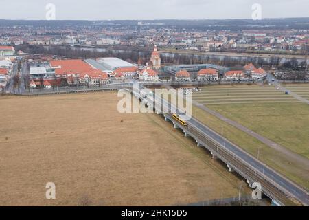 Dresde, Allemagne.01st févr. 2022.Un tramway de la Dresdner Verkehrsbetriebe (DVB) longe le canal d'inondation en face de la zone de la Messe Dresden.(Photo aérienne avec drone).Credit: Sebastian Kahnert/dpa-Zentralbild/dpa/Alay Live News Banque D'Images