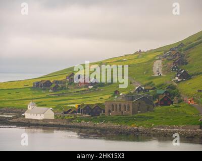 Kirkjubøur, Kirkjubour, Îles Féroé - juillet 2021 : vue sur la cathédrale historique de Saint-Magnus et l'église de l'OLAF sur l'île de Streymoy, dans la journée faragueuse. Banque D'Images